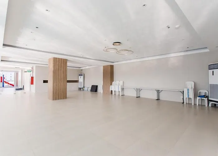 1-br With Pool, Balcony, Close To It Park